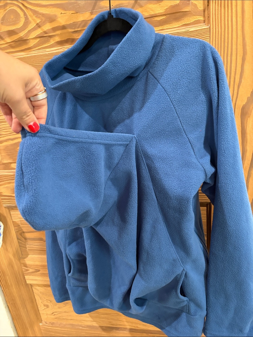 Cozy Blue kangaroo pocket for baby carrying - Picture 2 of 4